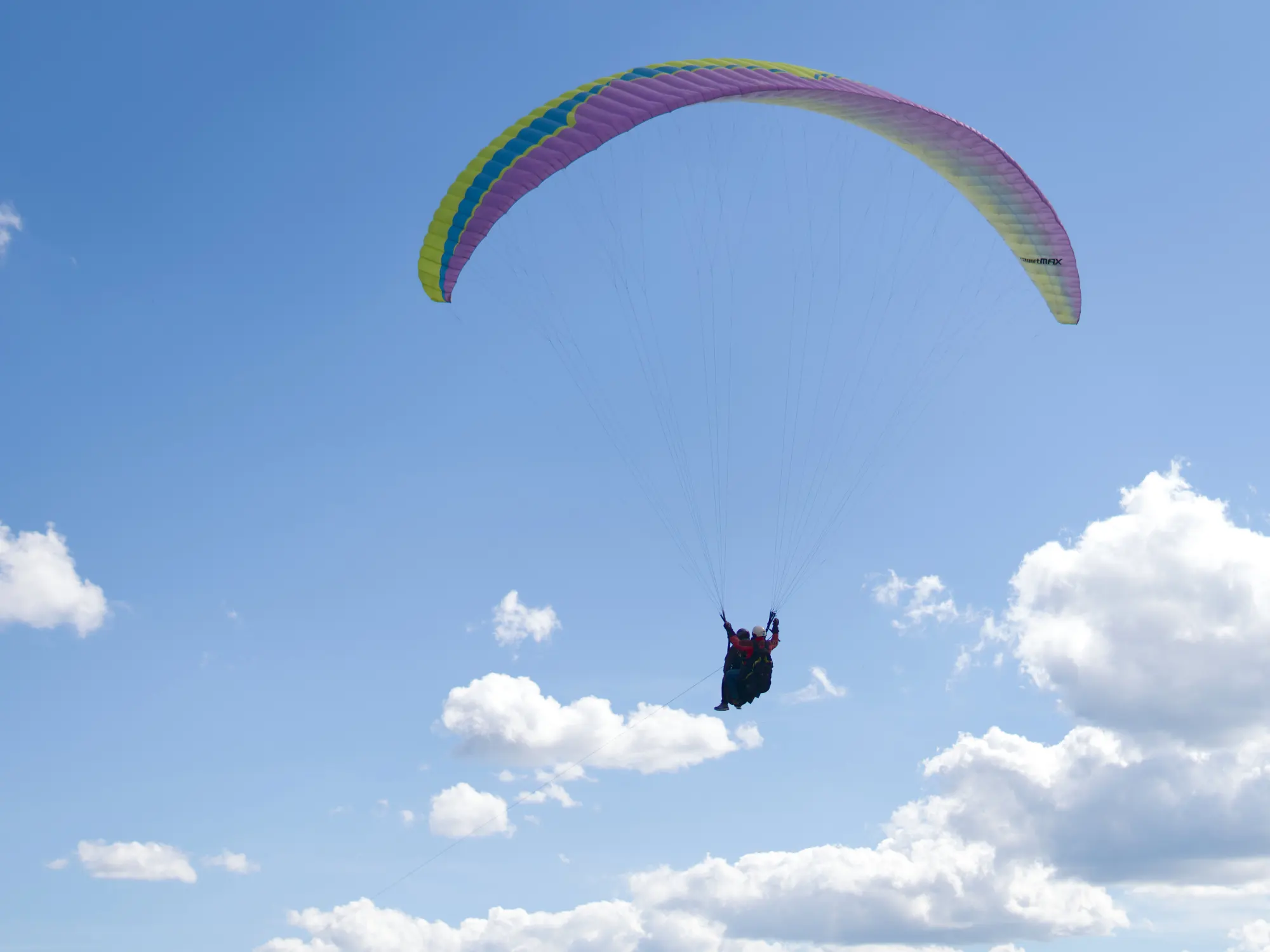 Tandemvarjoliitäjä taivaalla